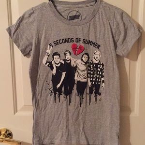 🎶 “5 Seconds of Summer” t-shirt
